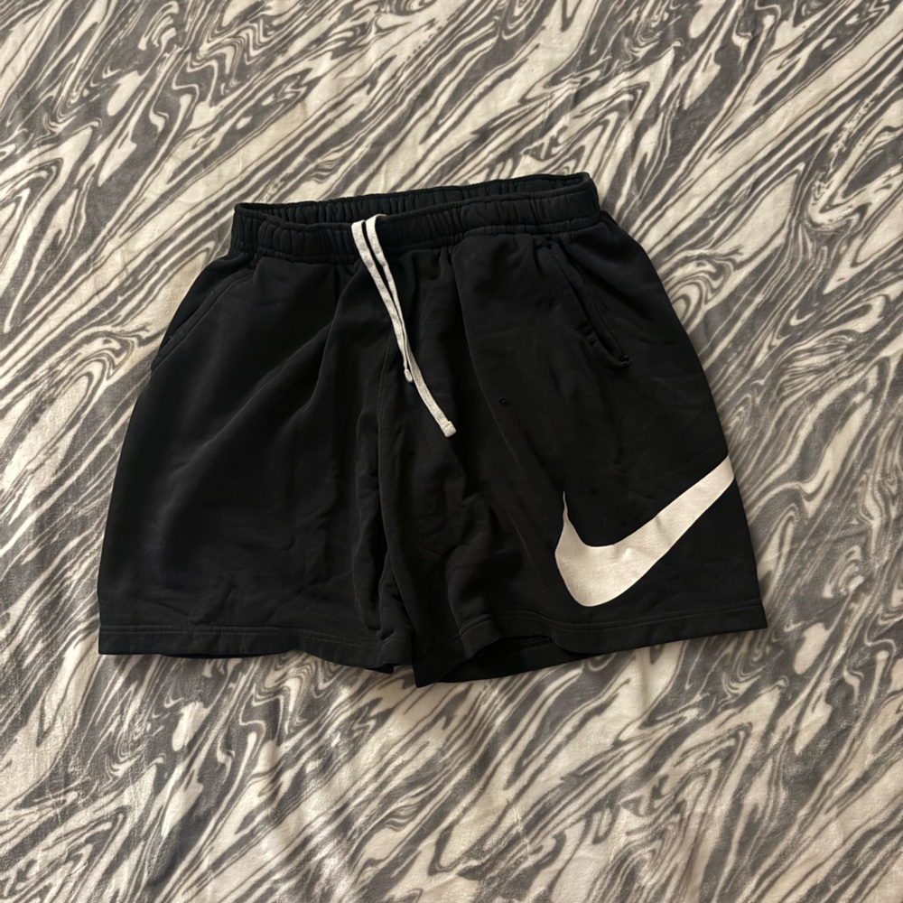 Nike mens sportswear club graphic shorts